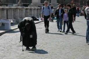 Bettlerin in der Innenstadt von Rom : Verhüllte Frau bettelt in Rom, aufgenommen 2004