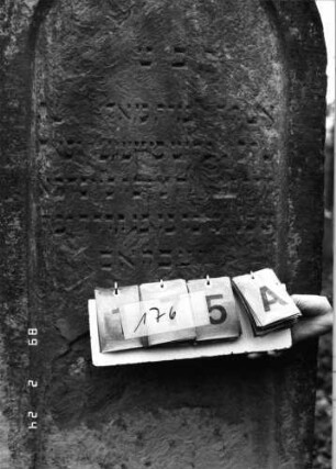 Grabstein 176 (Index: 99752025) Material: Sandstein Zustand: stark verwittert mit Textverlust Maße HxBxT: 146x60x17 cm Beschreibung: Stele, Rundbogenabschluß, Schriftfelder eingetieft: Grabstein 176A
