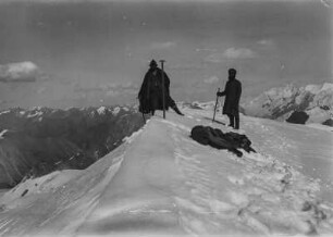 Doppelportrait : Zwei Expeditionsmitglieder posieren auf einem Bergkamm im Tian Shan Hochgebirge