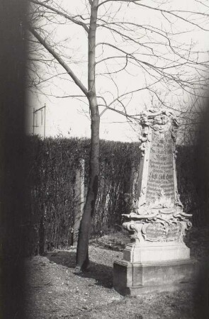 Abtnaundorf, Schloßpark : Leipzig-Abtnaundorf. Schloßpark. Grabmal für Chr. Gottl. Frege