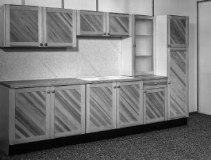 Anbauküche : Leipzig. Leipziger Herbstmesse (Vormesse), 1986. Anbauküche. Holz, folienbeschichtet in Kiefernholzoptik (1986; VEB Möbelkombinat Berlin (MKB))
