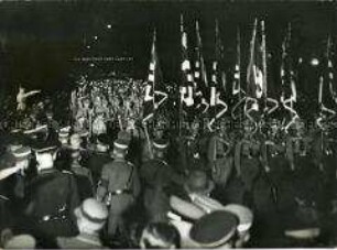 Fackelzug vor Adolf Hitler während eines Reichsparteitages