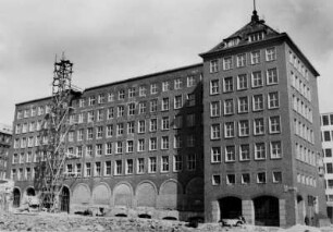 Hamburg-Altstadt. 1948 Das während des 2. Weltkrieges teilweise zerstörte Pressehaus (heute Helmut Schmidt Haus) wird wieder aufgebaut.