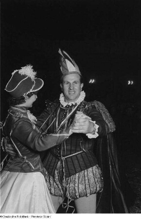 Karnevalsprinz Walter I. beim Tanz mit einem Tanzmariechen auf einer Karnevalsfeier in der Kongreßhalle