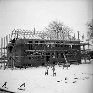 Glashütter Kirchenweg: Richtfest des Rathauses: der Rohbau im Winter