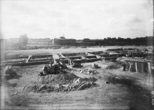 Güstrow. Blick von der Speicherstraße über die Baustelle Kongresshalle (Versammlungs- und Ausstellungshalle) zur Nebelbrücke in der Bützower Straße