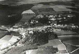 Bad Gottleuba (Bad Gottleuba-Berggießhübel). Stadteilansicht gegen die Hochfläche des östlichen Erzgebirges. Luftbild-Schrägaufnahme von Südost