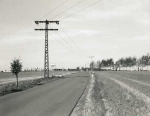 Wilsdruffer Pflege. Feldflur westlich von Roitzsch. Blick entlang der Straße nach Unkersdorf zur Gabelung Richtung Podemus