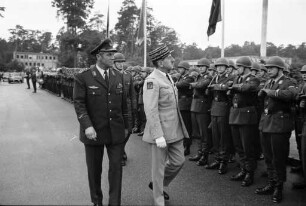 Verabschiedung des Oberbefehlshabers der französischen Streitkräfte in Deutschland, General Massu, durch die Luftwaffengruppe Süd.