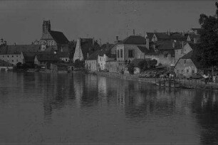 Landshut: Turm der Martinskirche zwischen Bäumen [Isar, mit Altstadtufer]