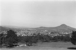 Pfullingen und Achalm : Blick nach Norden über die Stadt Pfullingen auf die Achalm (rechts) und einen Teil des Georgenbergs (links)