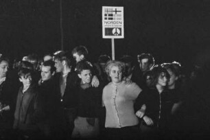 Jugendliche bei einer abendlichen Friedensdemonstration im Rahmen der "Ostseewoche", 1970er Jahre SW-Foto © Kurt Schwarz.