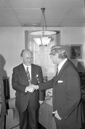 Verleihung des Bundesverdienstkreuzes an den Abteilungsleiter beim Bekleidungshaus Carl Schöpf Waldemar Baron