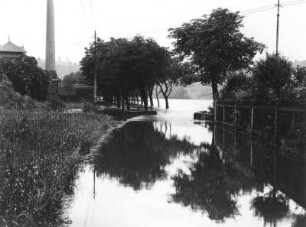 Roßwein. Hochwasser der Freiberger Mulde, 16.6.1926 (Pegel 2,12 m). Überflutung des Ufers und des Mühlgrabens bei der Glasschleife (Glasmanufaktur C. Hey). Blick flussaufwärts
