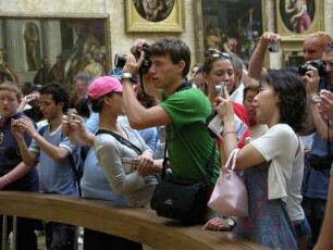 Museum Louvre, Besucher fotografieren vor dem Bild der Mona Lisa