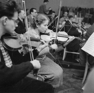 Markneukirchen : Musikinstrumentenbau Markneukirchen. Städtisches Orchester Markneukirchen (Vereinigung Markneukirchner Instrumentenbauer) während der Probe. Geigenbaumeisterin Johanna Schuricht