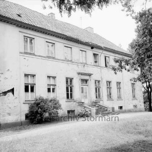 Gut Altfresenburg: Herrenhaus: Ansicht der schadhaften Vorderfront