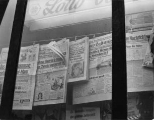 München. Ein Zeitungsstand. Verschiedene Zeitungen in der Auslage