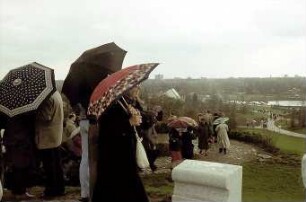 Berlin: Bundesgartenschau 1985; Besucher auf dem Berg in Sturm und Regen