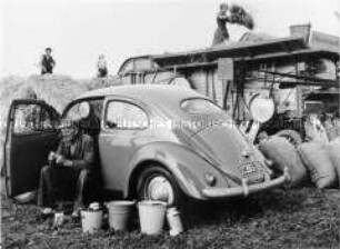 Bauer mit VW-Käfer