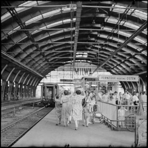 Zugausfahrt aus dem Ostbahnhof, 1960er Jahre. SW-Foto © Kurt Schwarz.