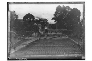 Zweibogige Brücke : Südthailand. Betonarbeiten an der Fahrbahn der zweibogigen Betonbrücke, 1912/1913