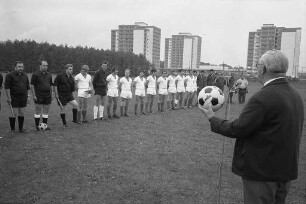 Freundschaftsspiel der amerikanischen Fußballmannschaft "Old Milwaukee Brewers" gegen den FSV Alemannia Rüppurr