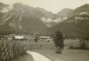 Ramsau am Dachstein. Blick nach Norden. Rechts der Sinabel (2340 m), links von ihm das Guttenberghaus