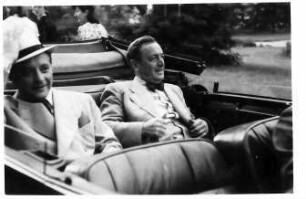 Berlin: Schloss Güterfelde, Hans Moser (links) und Karl Jöken im Auto