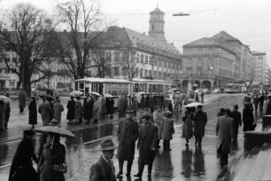 Stuttgart: Schlossplatz bei Regen, vom Königsbau