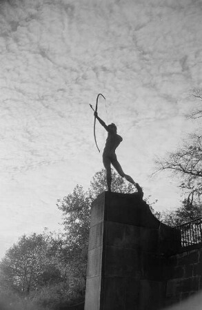 Bogenschütze : Bogenschütze. Bronze (1895; E. M. Geyger, Guß 1902). Dresden-Neustadt. Neustädter Elbufer