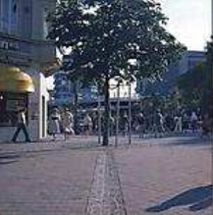 Hansjakob, Gottfried; Augsburg - Innenstadt, Königsplatz, Ernst-Reuter-Platz; Königsplatz und Fußgängerzone - Königsplatz, Fußgängerbereich Zeug- Ecke Wallgasse (Blick auf Bahnhofsdreieck)