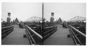 Edinburgh/ Schottland: Anlegestelle für Ausflugsdampfer. Touristen an Deck eines Ausflugsraddampfer an der Anlegestelle, lesbare Aufschrift auf Radkasten des Dampfers: Edinburgh Castle, im Hintergrund Stahlkonstruktion der Firth of Forth Bridge