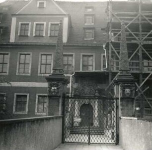 Delitzsch. Schloss (Museum). Wohl 14. Jh. beg., 17. Jh. Blick von der Schlossbrücke gegen Obelisk und Portal
