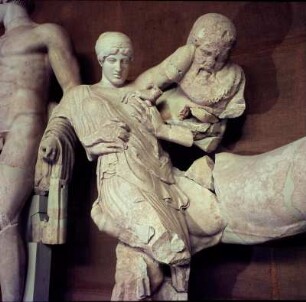 Westgiebel, Figur H, Lapithin und Figur G, Kentaur : Olympia. Archäologisches Museum. Lapithin und Kentaur, Westgiebel des Zeustempels. Braut des Lapithenkönigs Peirithoos, 3. Jahrzehnt des 5. Jh. v. Chr.