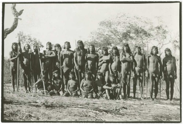 Mitglieder der Kokrit-Maskengesellschaft bei den Ramkokamekra (Canela)