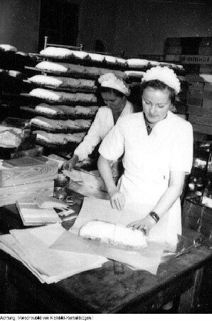 Dresden, Kurt-Fischer Platz (Olbrichtplatz), Nordhalle, Weihnachtsmesse 1953, Herstellung und Verpackung von Dresdner Weihnachtsstollen, November 1953