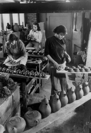 Keramikerinnen in einer Werkstatt in Schleswig-Holstein bei der Arbeit. Gefäße für den Alltag werden getöpfert.