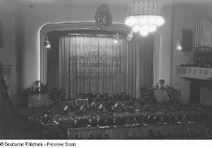 Fritz Selbmann am Rednerpult und Bühne