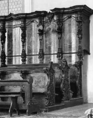 Chorgestühl : Chorgestühl. Holz, geschnitzt (1701/1750). Bregenz, Pfarrkirche Sankt Gallus