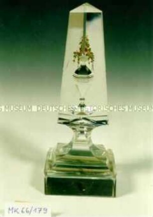 Briefbeschwerer in Form eines Obelisken