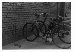Industrie-Kraftwerk. Zwei Fahrräder im Fahrradständer vor einem Werkgebäude : Lauta (Niederlausitz). Industrie-Kraftwerk. Zwei Fahrräder im Fahrradständer vor einem Werkgebäude