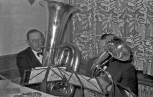 St. Märgen: Hirschen; der Bassist der Bauernkapelle St. Märgen