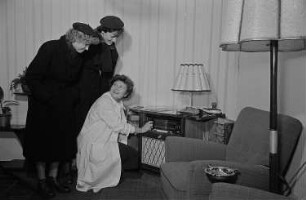 Messebesucher bei einer Vorführung eines Radios im Ausstellungspavillon des VEM Sachsenwerk