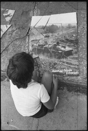Kind mit NVA-Panzer-Puzzel