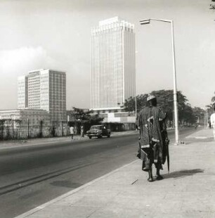 Lagos, Nigeria. Straßenansicht mit modernen Hochhäusern