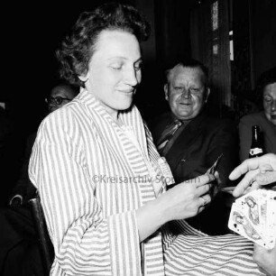 Norddeutsche Skatmeisterschaften: Organisator Skatklub "Mensch ärgere dich nicht": Hotel Stadt Hamburg: Norddeutsche Skatmeisterin Irmgard Madaus beim Skat, 31. Mai 1959