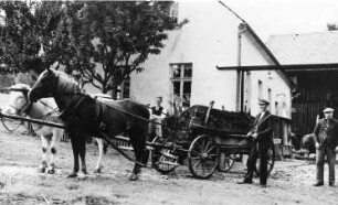 Triebischtal-Garsebach. Max Muck mit Pfeife, sein Sohn Erwin als Geschirrführer, Repro