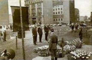 Kranzniederlegung am Mahnmal zum Gedenken an Peter Fechter