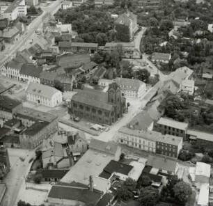 Markt mit Rathaus und Stadtkirche gegen Festungsturm